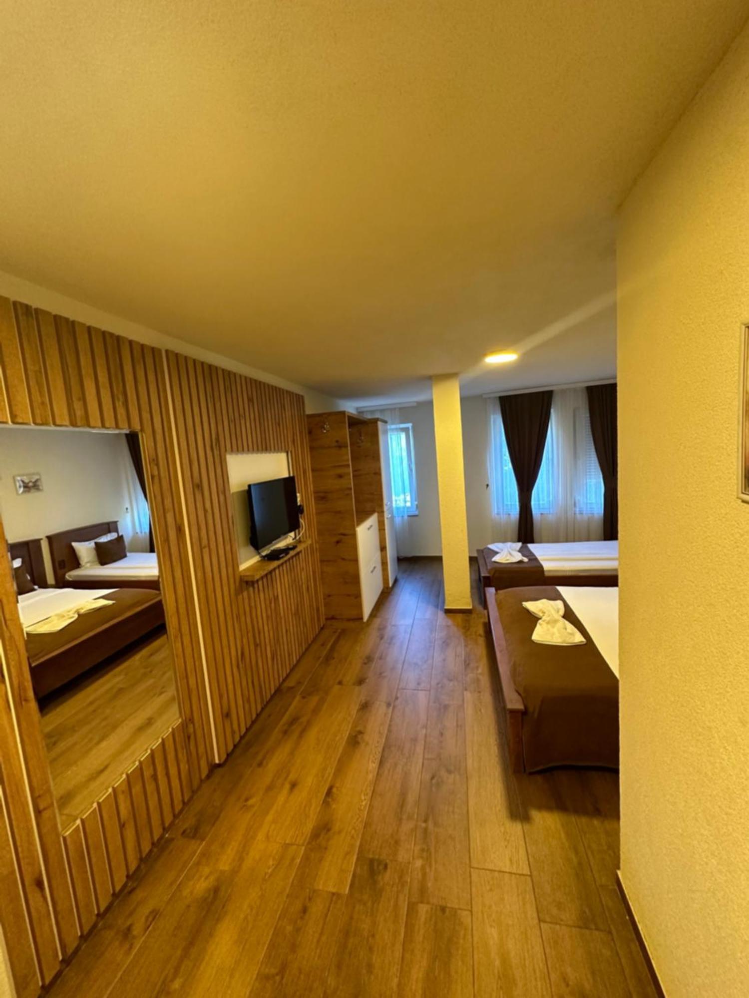 Hotel Panorama Rugove Печ Екстериор снимка