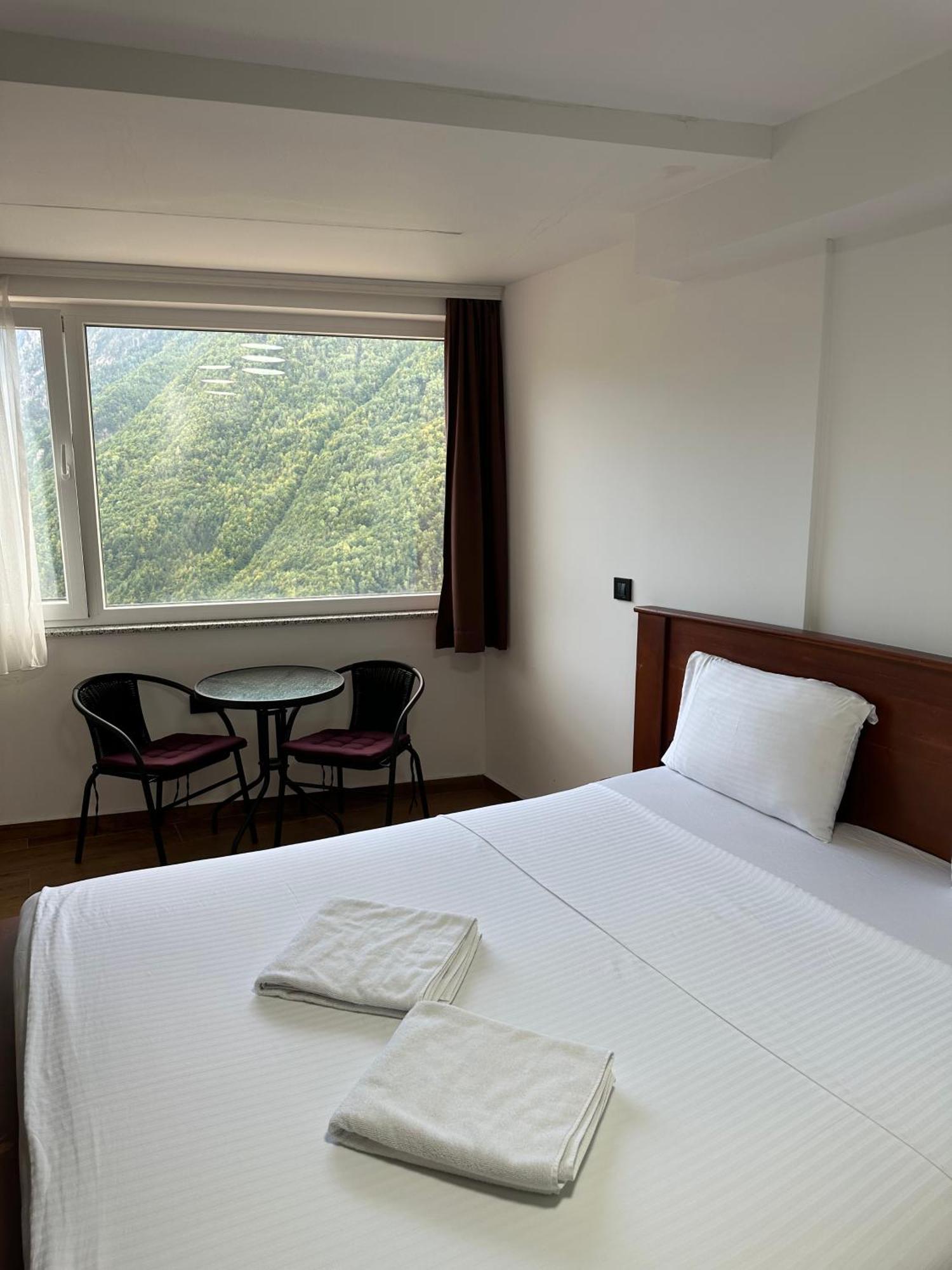 Hotel Panorama Rugove Печ Екстериор снимка