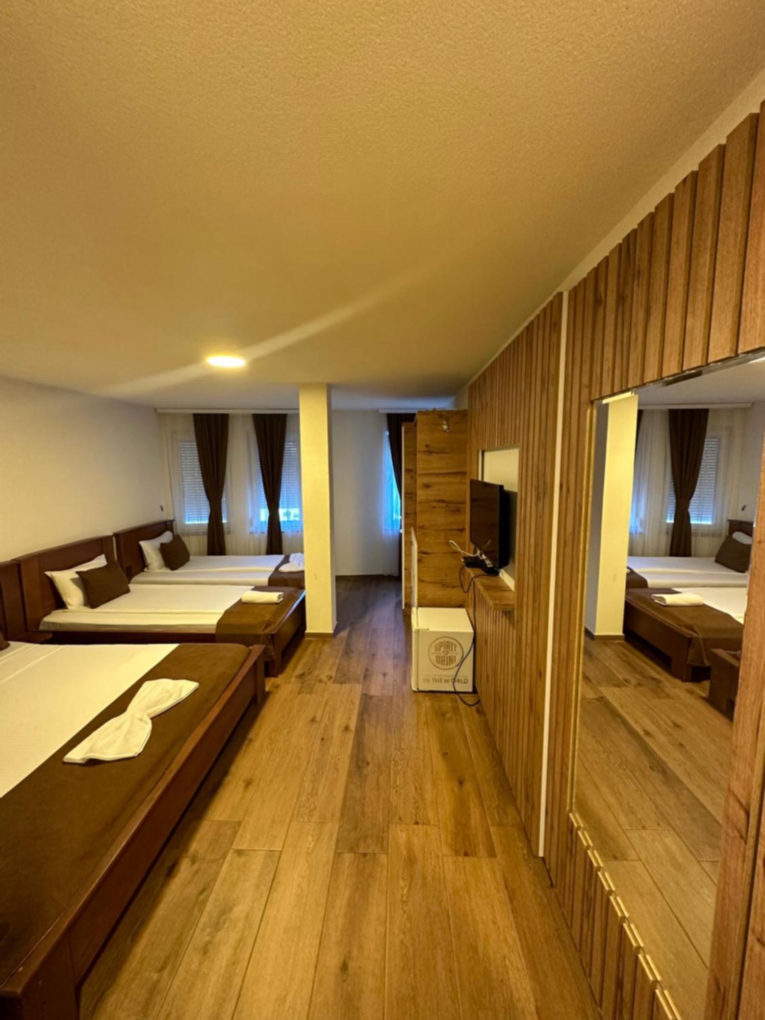 Hotel Panorama Rugove Печ Екстериор снимка